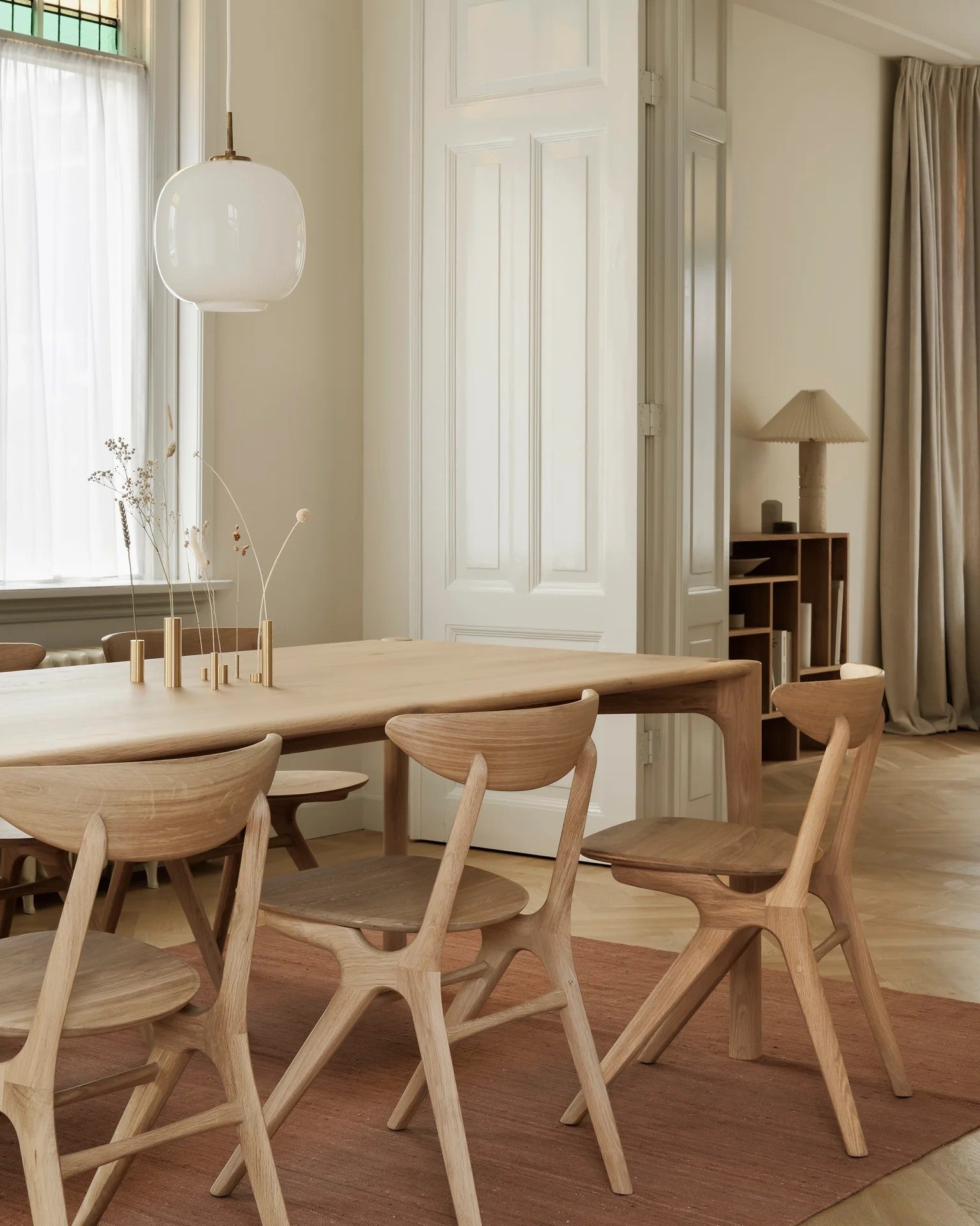 Mobiliario Ethnicraft en madera maciza de roble y teca en Nomad Interiors