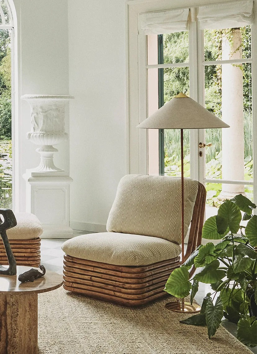 Lámpara Multi-Lite, silla Beetle y mesa de comedor Gubi en Nomad Interiors