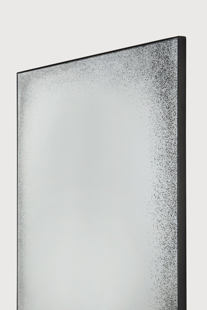 Espejo de pared Aged con marco de metal en vidrio y hierro de Ethnicraft - vista 6 | Nomad Interiors