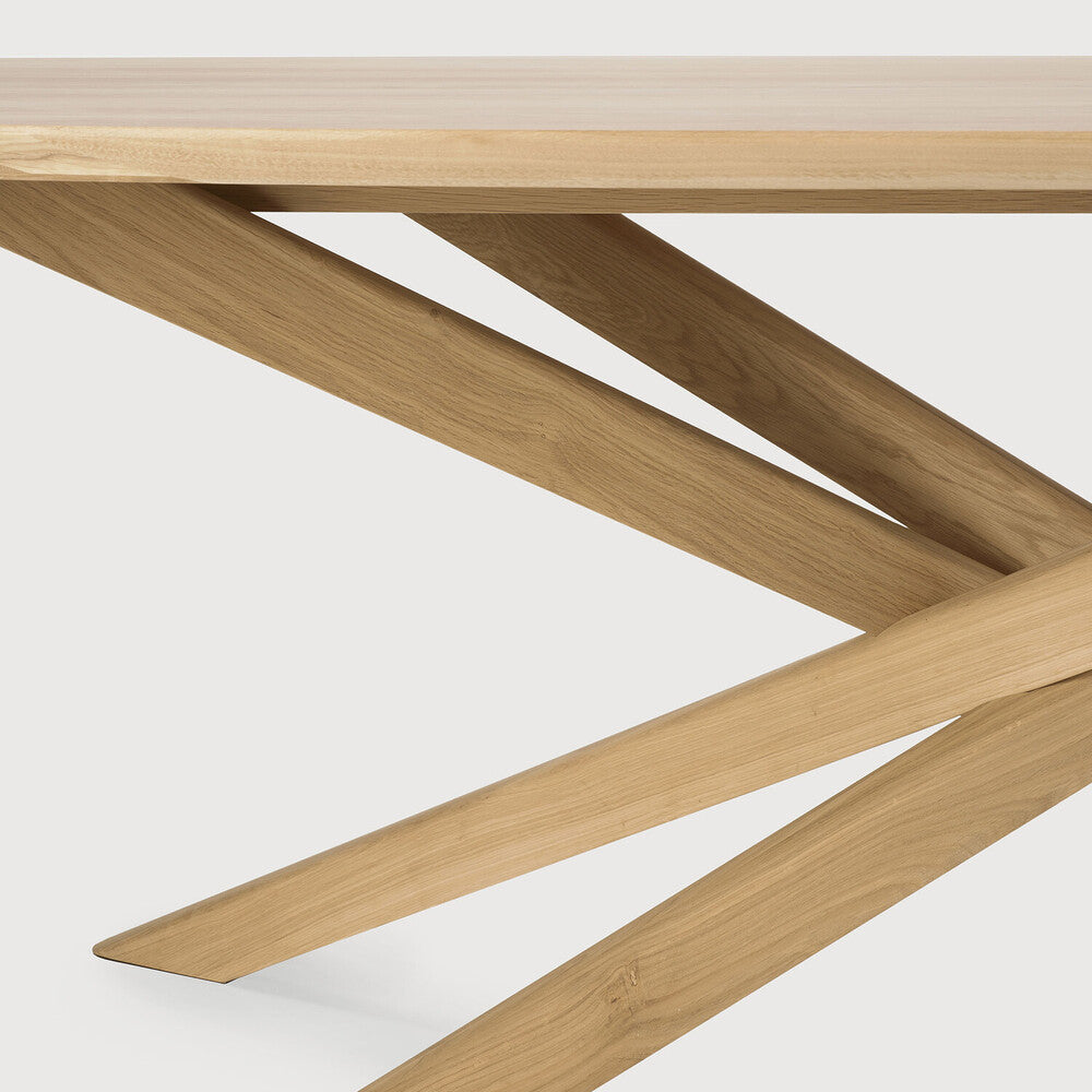 Mesa de reunión Mikado oval en roble y madera de Ethnicraft - ambiente | Nomad Interiors