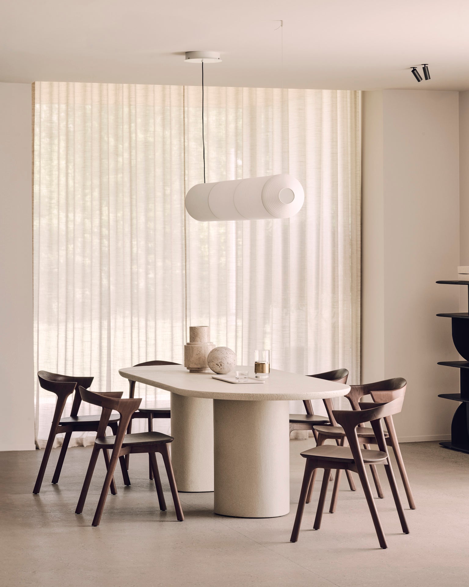 Mesa Comedor Elements 2 pies en piedra de Ethnicraft - vista 8 | Nomad Interiors