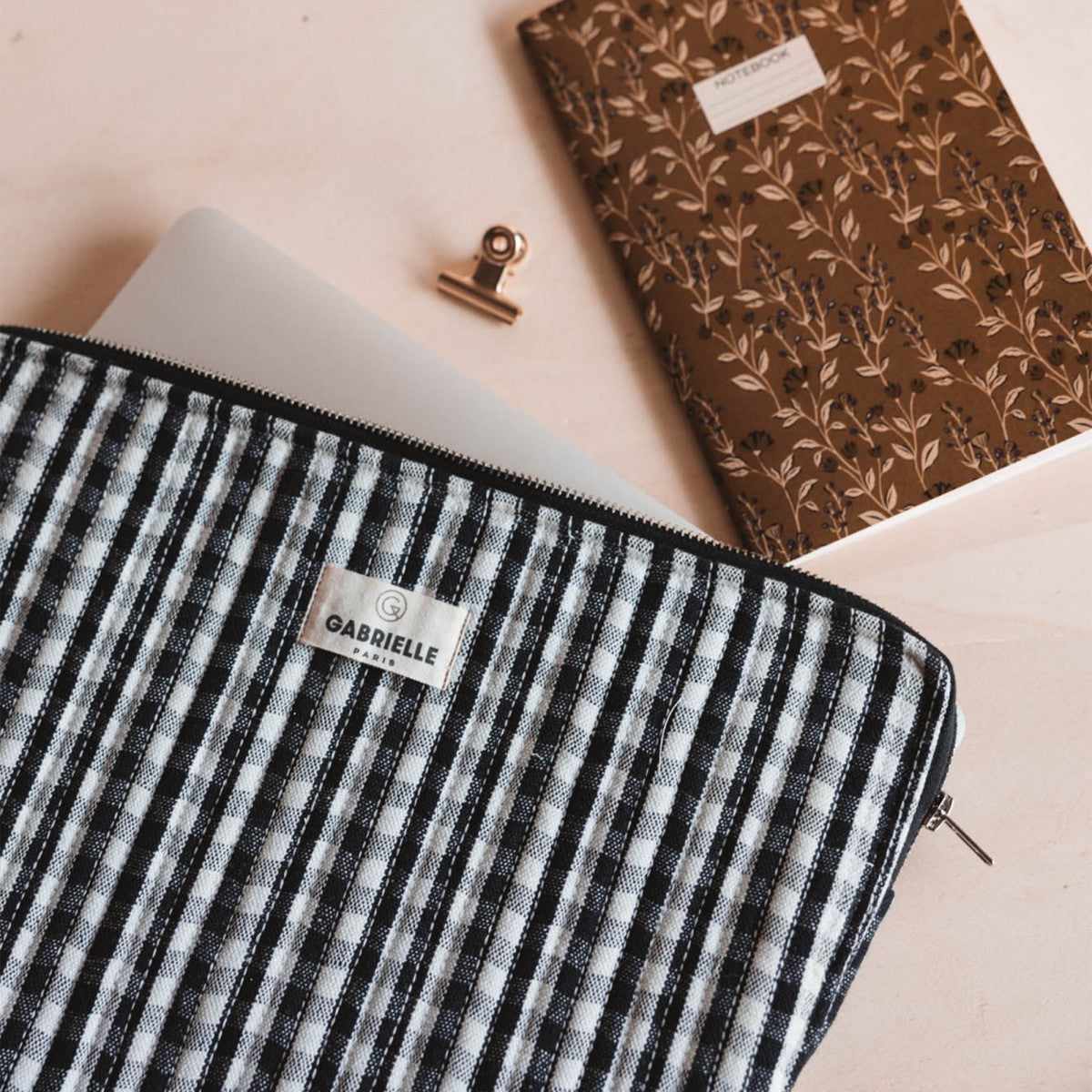 Funda para Ordenador Vichy Black en algodón de Gabrielle Paris - vista lateral | Nomad Interiors