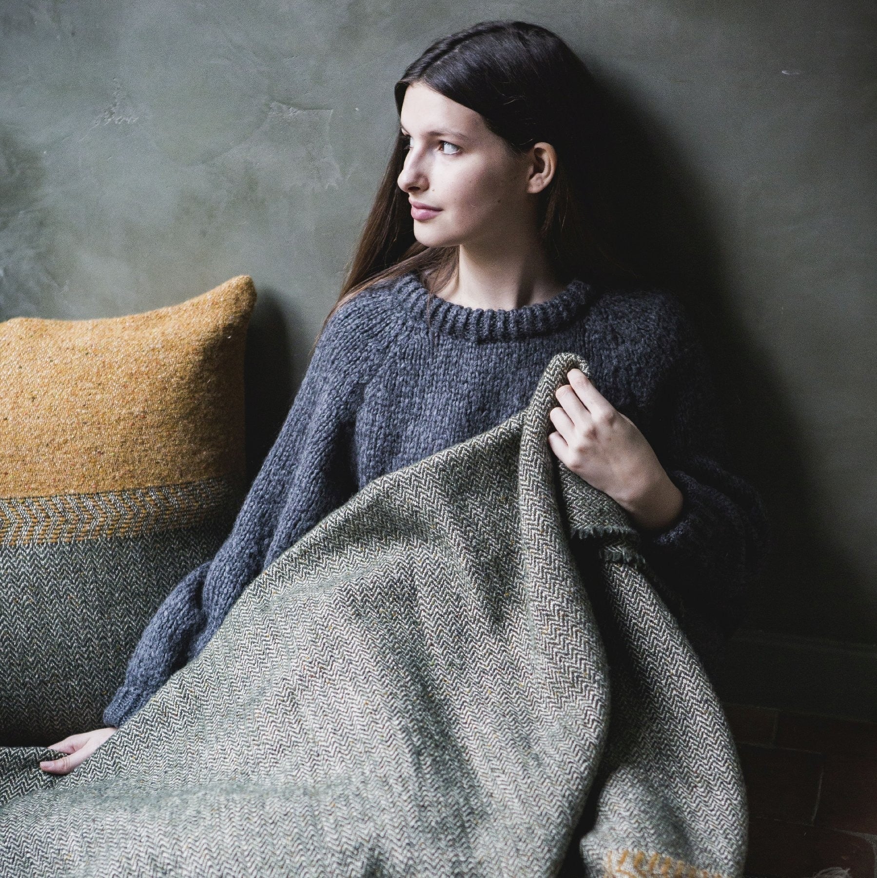Jules Pillow Cover Black Herringbone en lana de LIBECO - vista lateral | Nomad Interiors