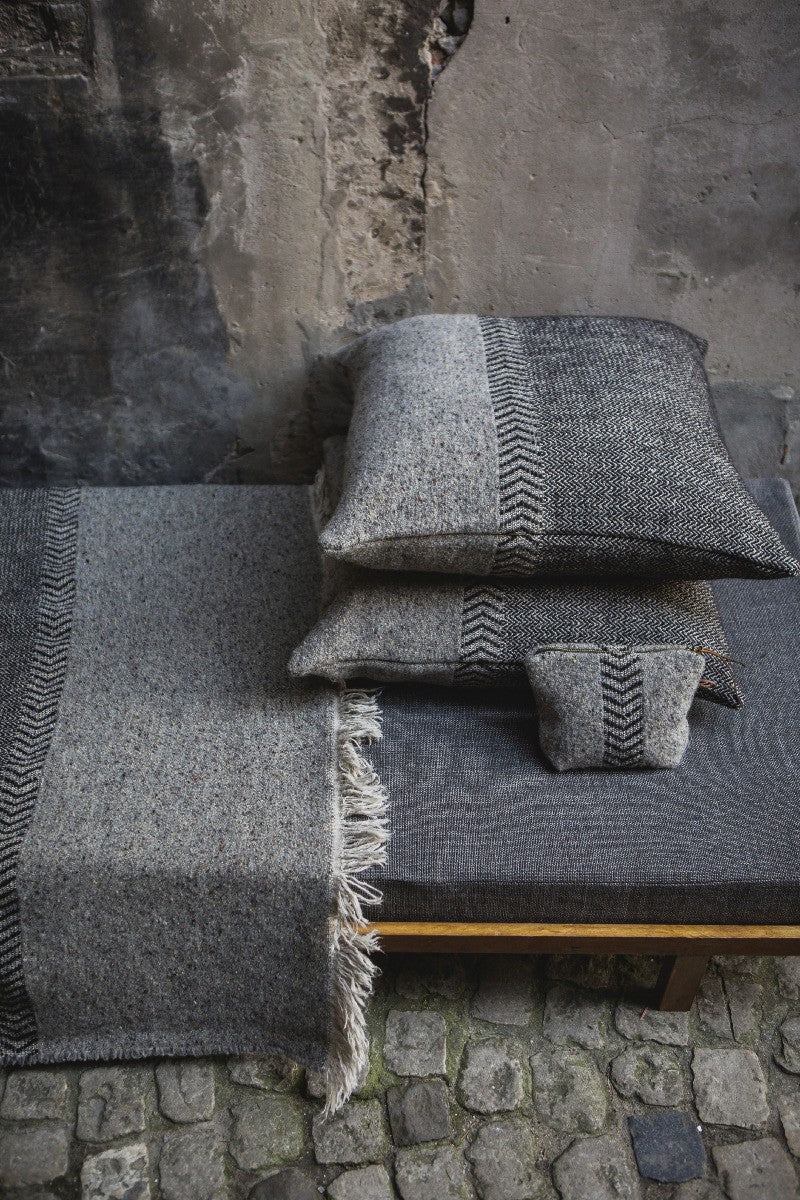 Jules Pillow Cover Black Herringbone en lana de LIBECO - vista 6 | Nomad Interiors