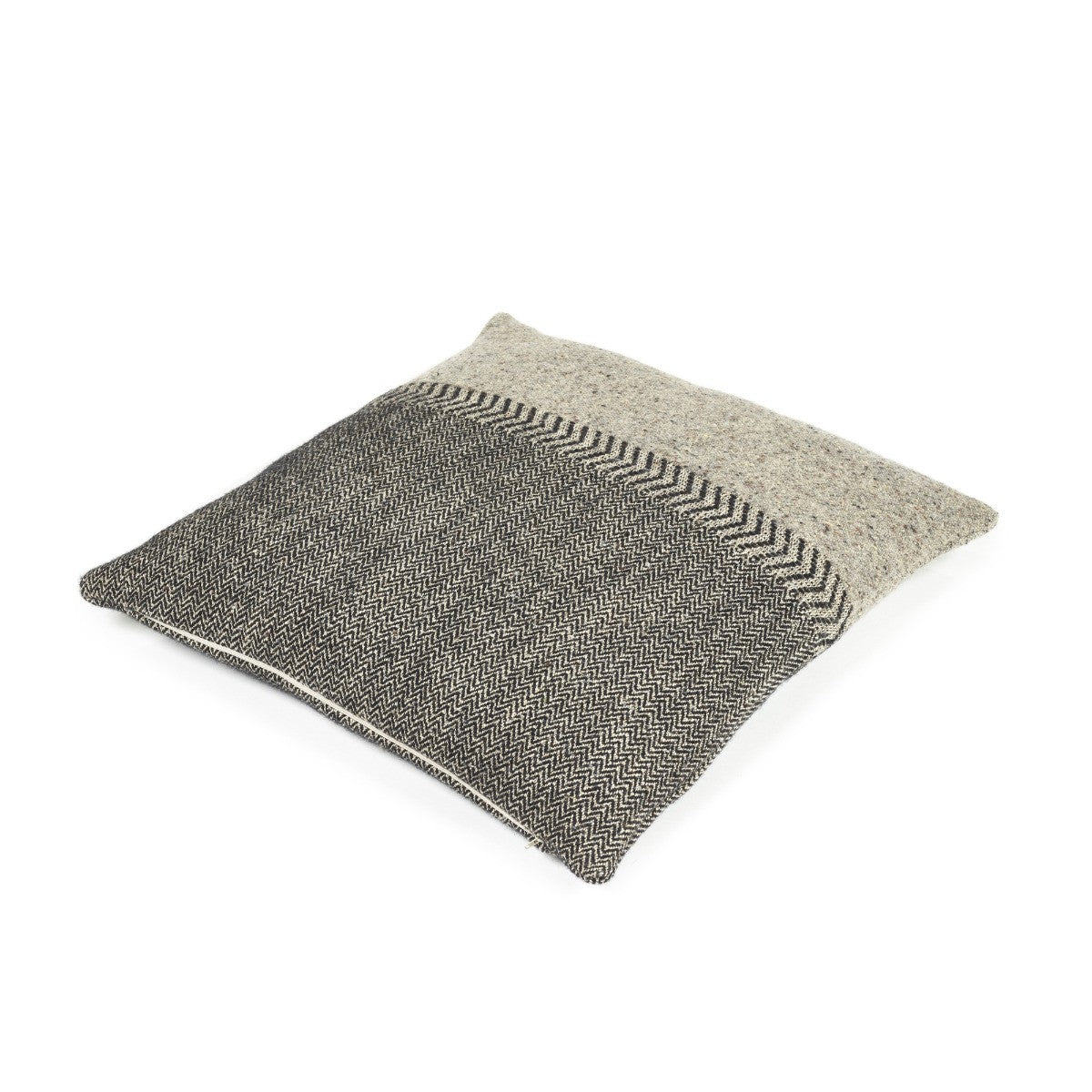 Jules Pillow Cover Black Herringbone en lana de LIBECO - textura | Nomad Interiors