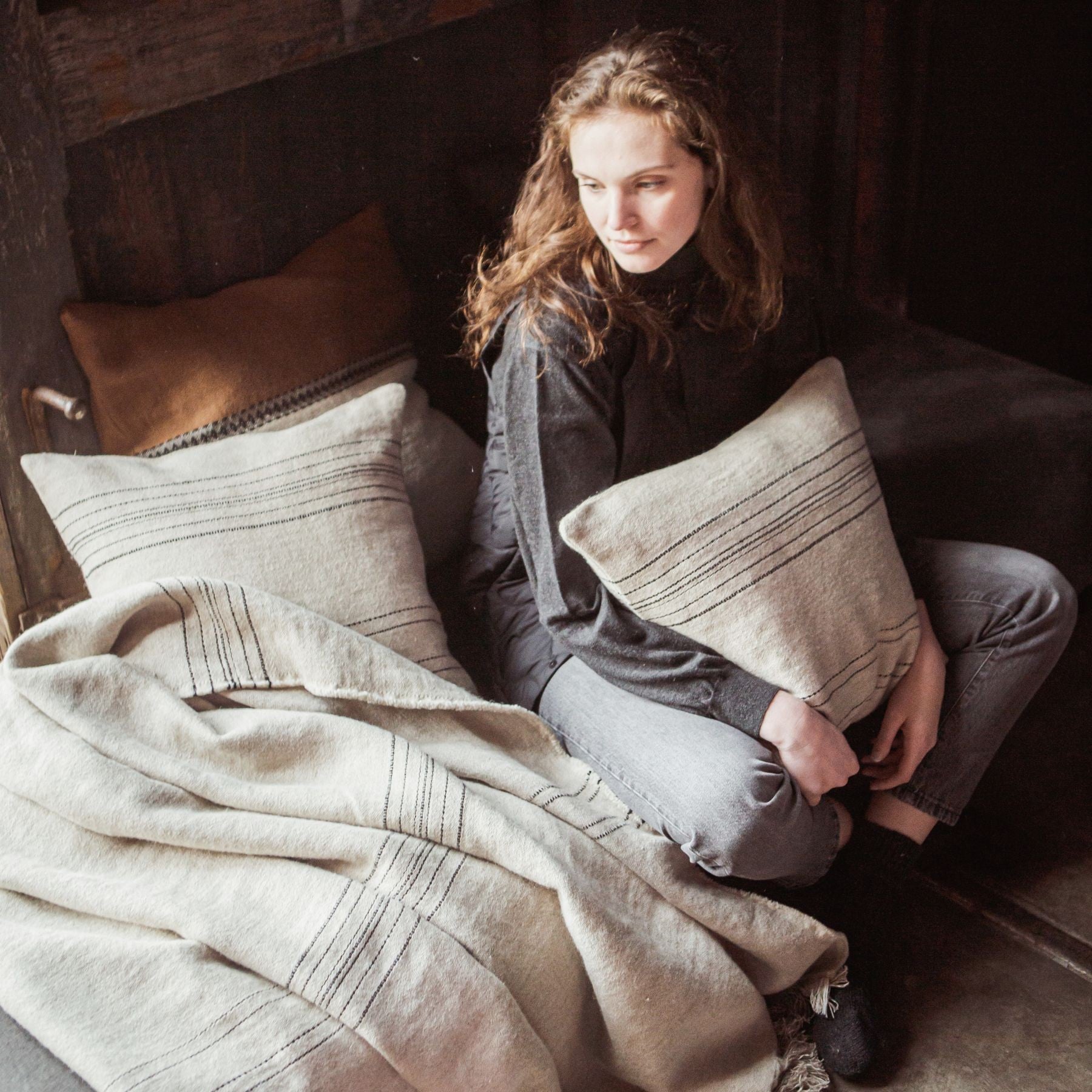 Marrakesh  Throw 140x220 - Stripe en lino y lana de LIBECO - vista lateral | Nomad Interiors