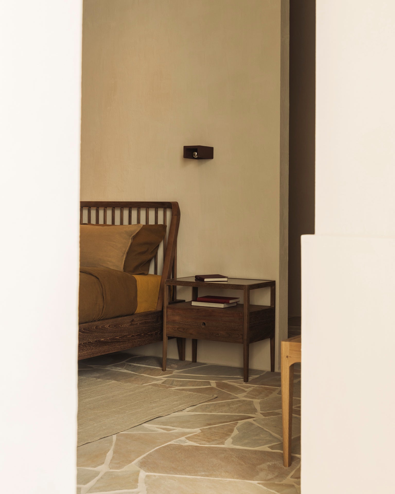 Mesita de Noche Spindle Teca en roble y vidrio de Ethnicraft - vista 8 | Nomad Interiors