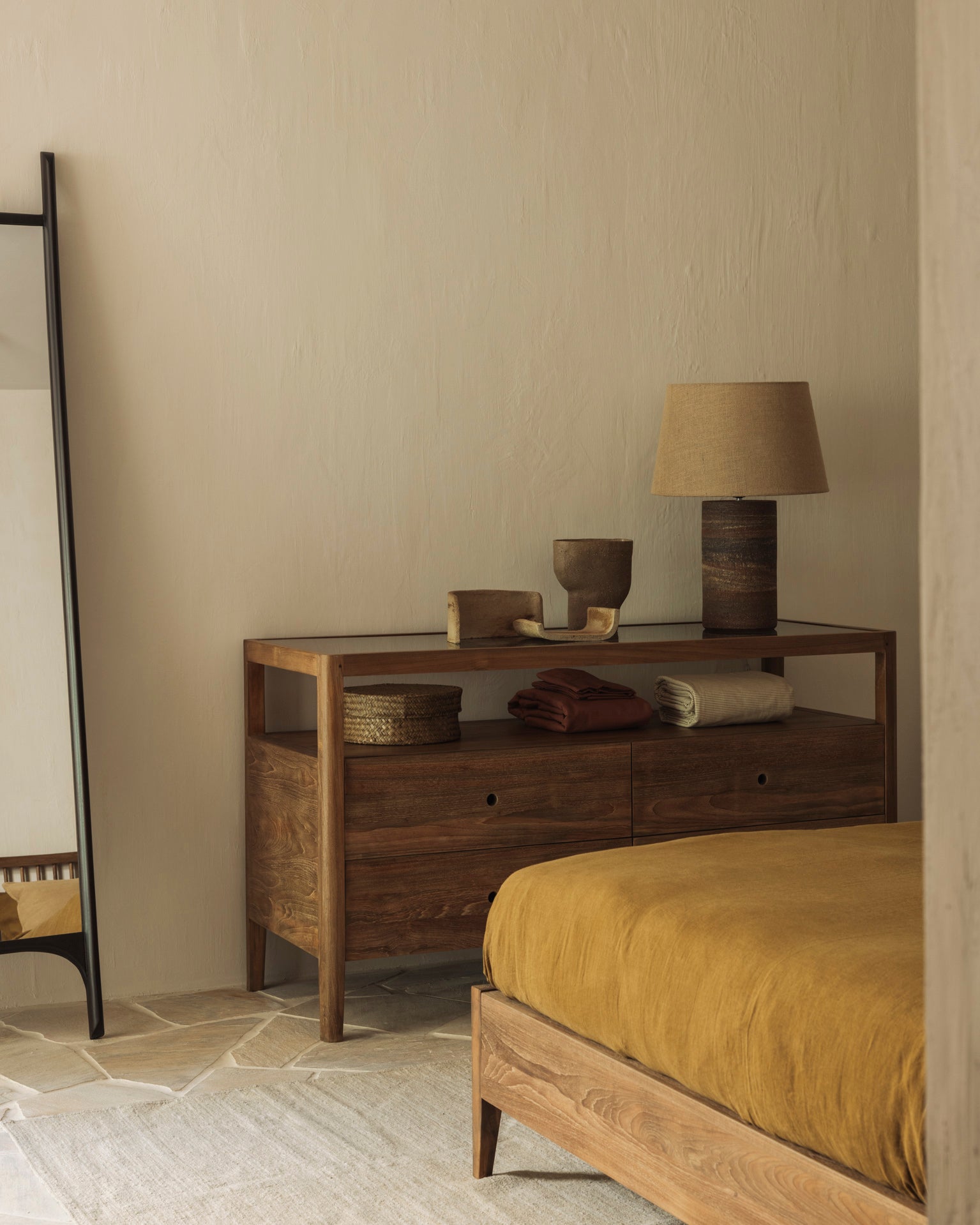 Cómoda Spindle en teca recuperada de Ethnicraft - vista 9 | Nomad Interiors