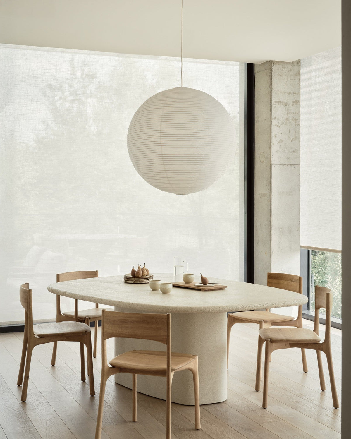 Mesa Comedor Elements Pie central en piedra de Ethnicraft | Nomad Interiors