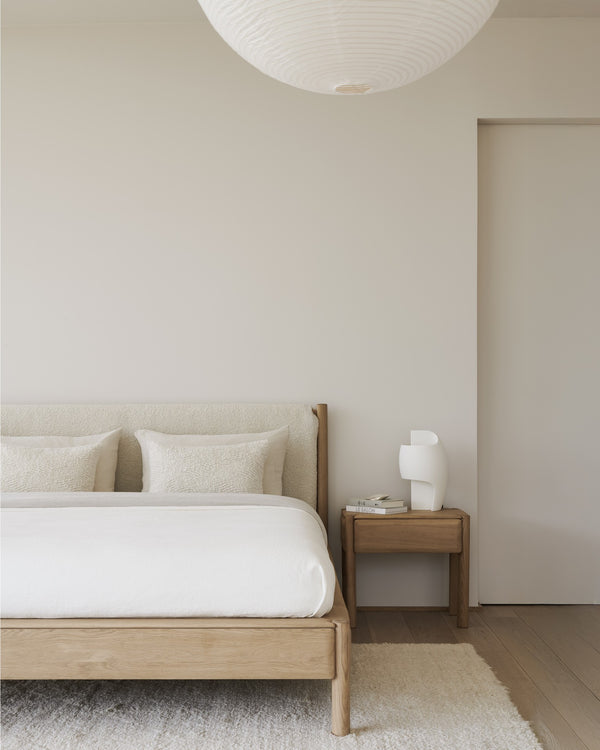 Cama PI – Roble macizo & cabecero tapizado de Ethnicraft | Nomad Interiors