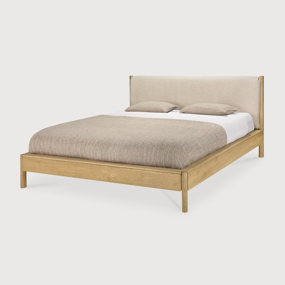 Cama PI – Roble macizo & cabecero tapizado de Ethnicraft - textura | Nomad Interiors