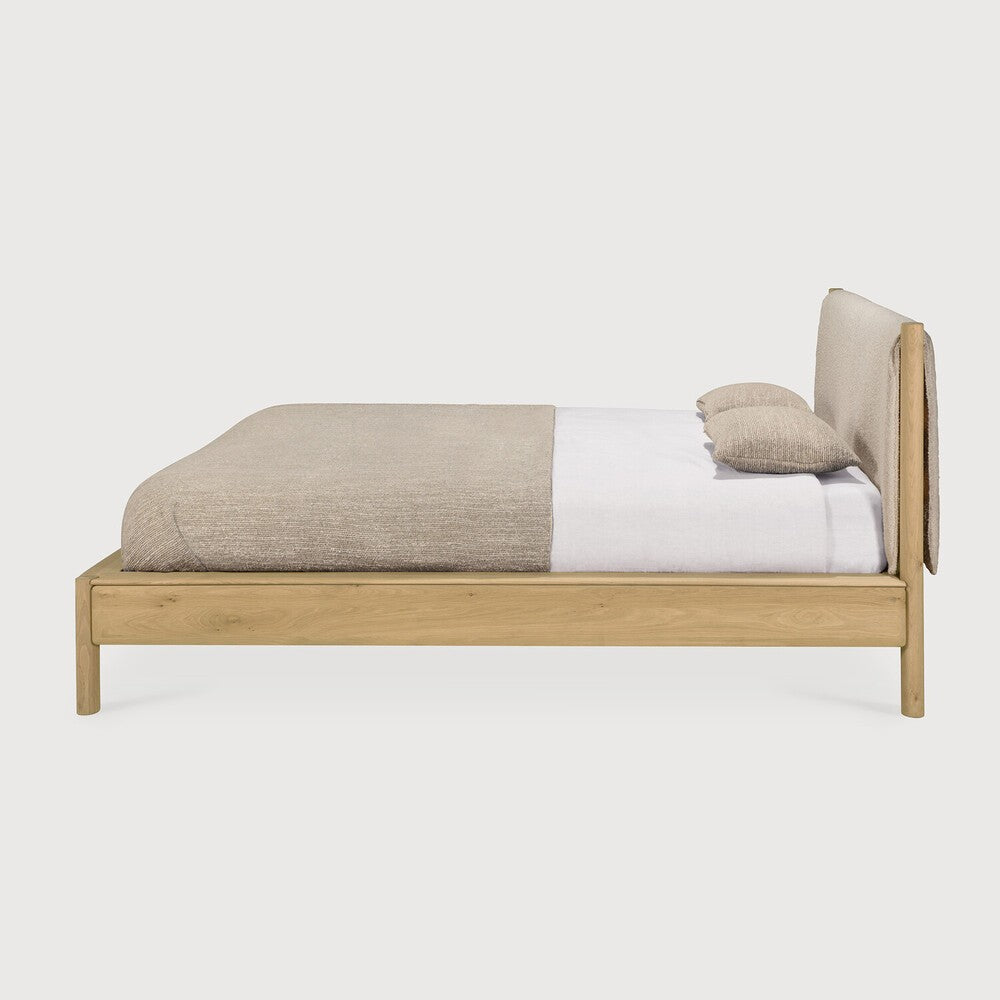 Cama PI – Roble macizo & cabecero tapizado de Ethnicraft - ambiente | Nomad Interiors