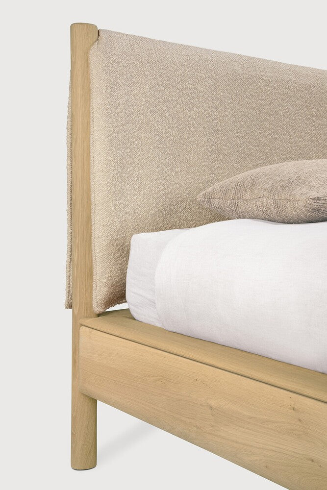 Cama PI – Roble macizo & cabecero tapizado de Ethnicraft - vista 9 | Nomad Interiors