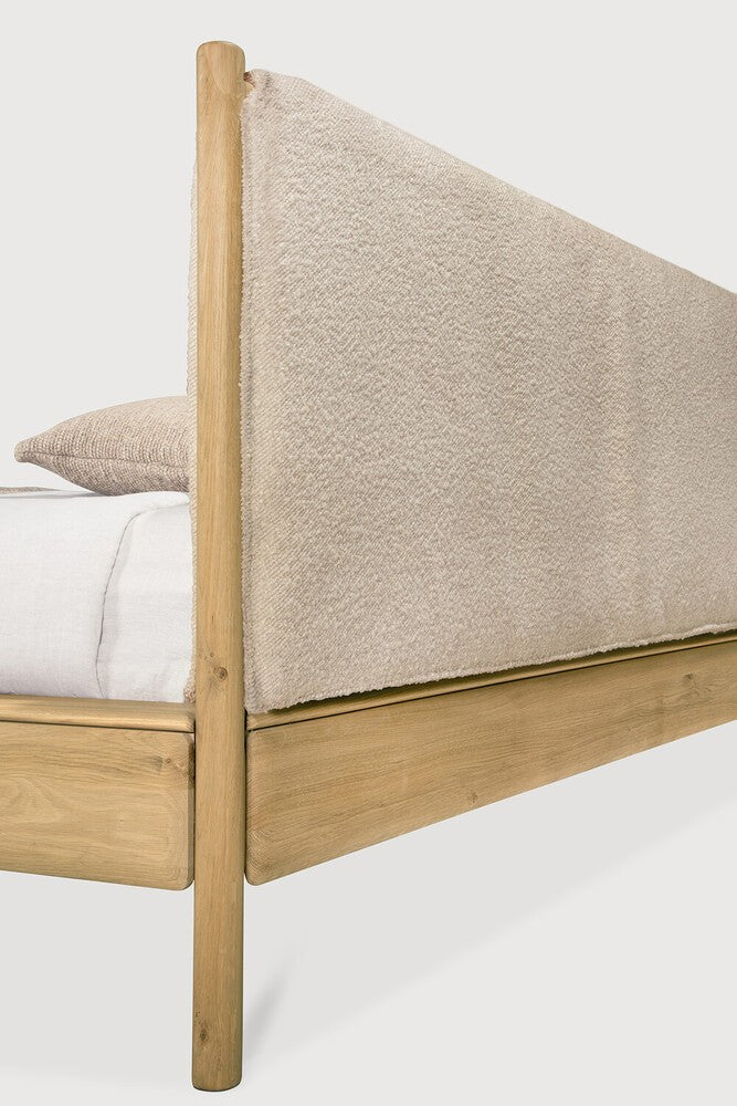 Cama PI – Roble macizo & cabecero tapizado de Ethnicraft - vista 6 | Nomad Interiors