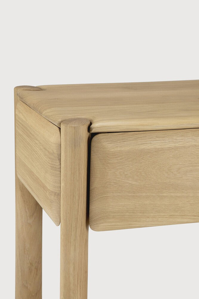 Mesita de noche PI – Roble macizo natural de Ethnicraft - ambiente | Nomad Interiors