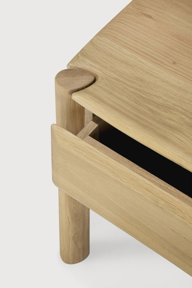 Mesita de noche PI – Roble macizo natural de Ethnicraft - vista lateral | Nomad Interiors