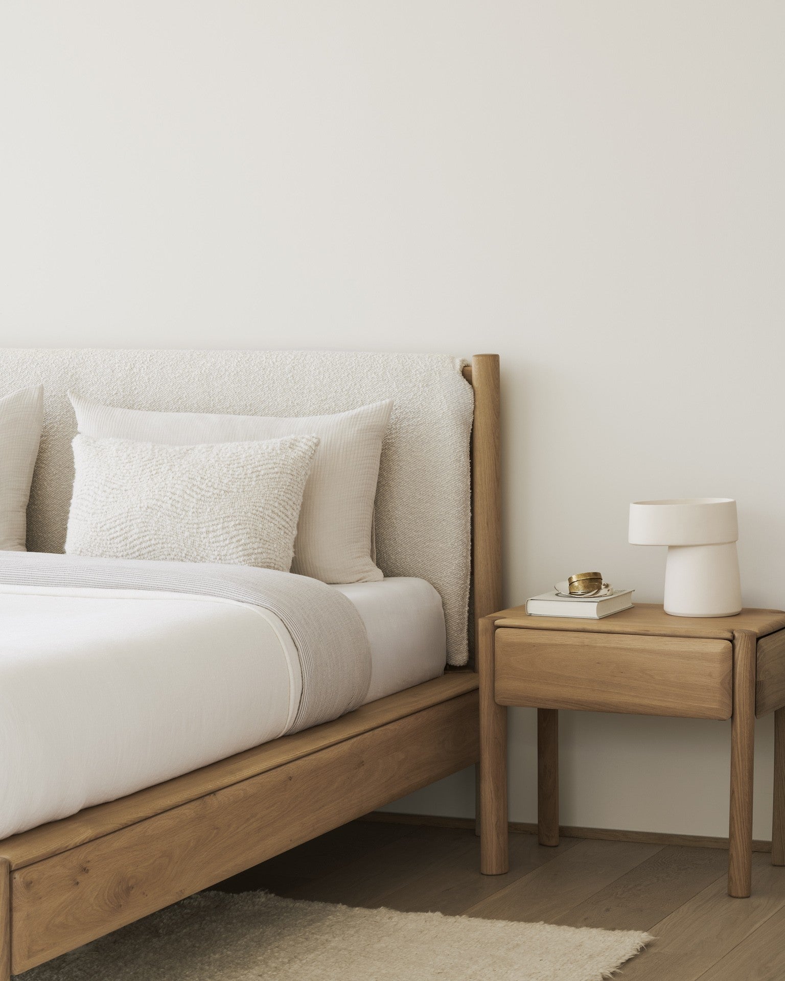Cama PI – Roble macizo & cabecero tapizado de Ethnicraft - vista lateral | Nomad Interiors