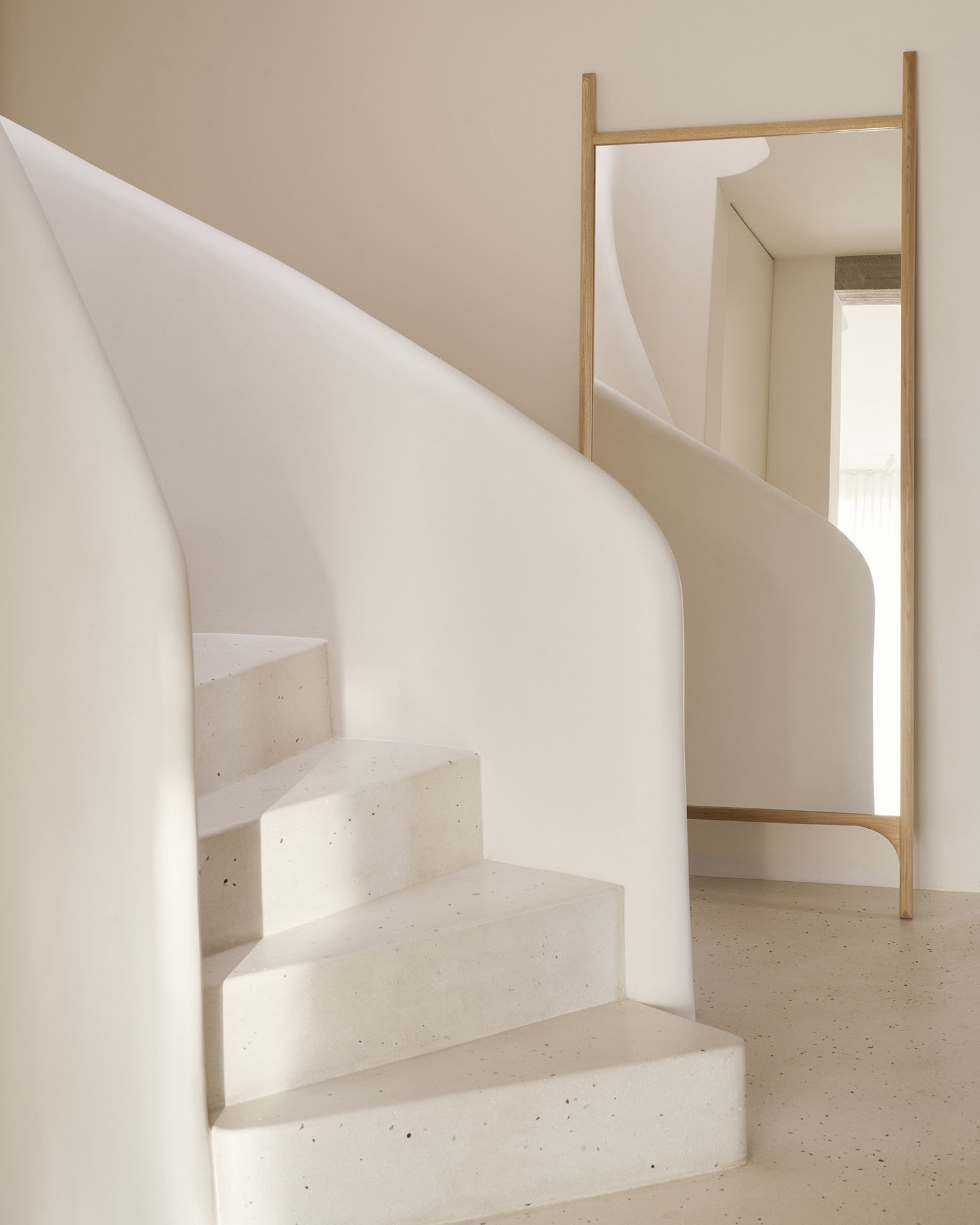 Espejo PI – Roble macizo natural en lino y yute de Ethnicraft - vista 7 | Nomad Interiors