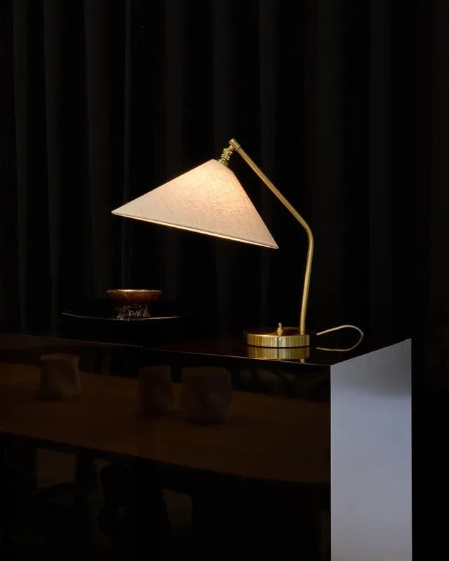 Lámpara Gräshoppa de Mesa en latón de Gubi - vista 8 | Nomad Interiors