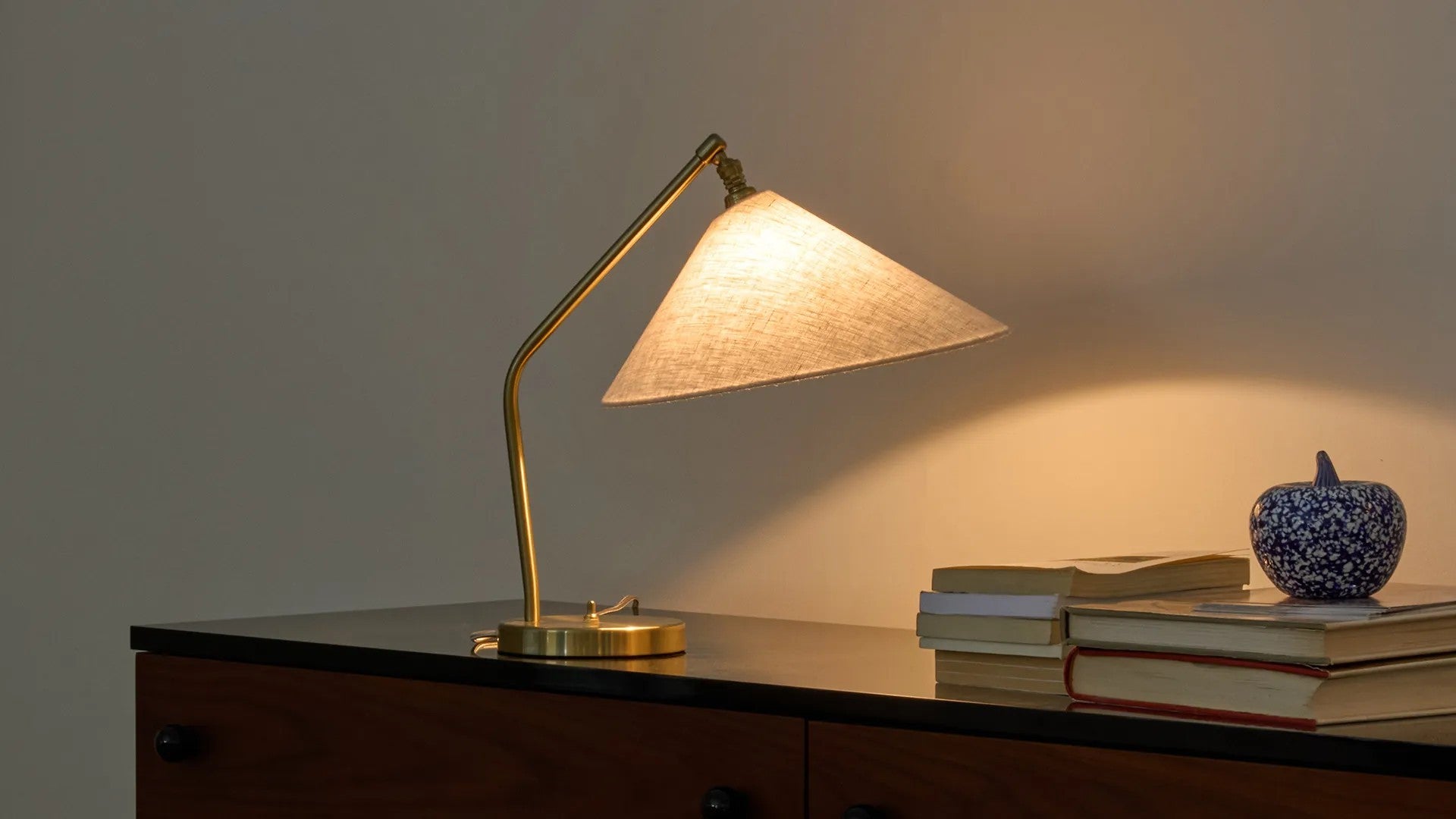 Lámpara Gräshoppa de Mesa en latón de Gubi - vista 9 | Nomad Interiors