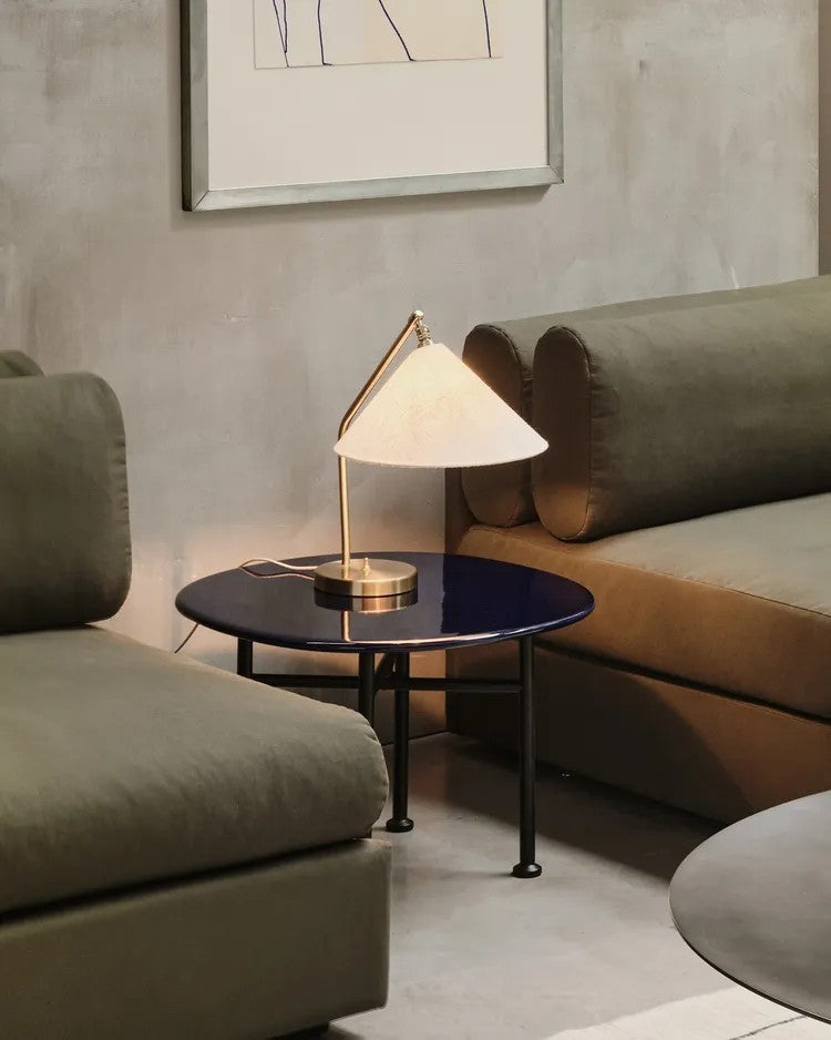 Lámpara Gräshoppa de Mesa en latón de Gubi - vista 13 | Nomad Interiors