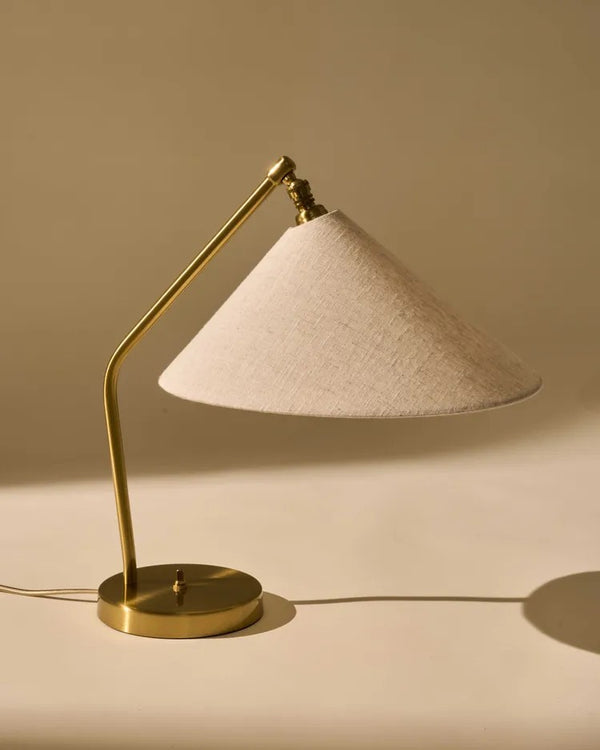 Lámpara Gräshoppa de Mesa en latón de Gubi | Nomad Interiors
