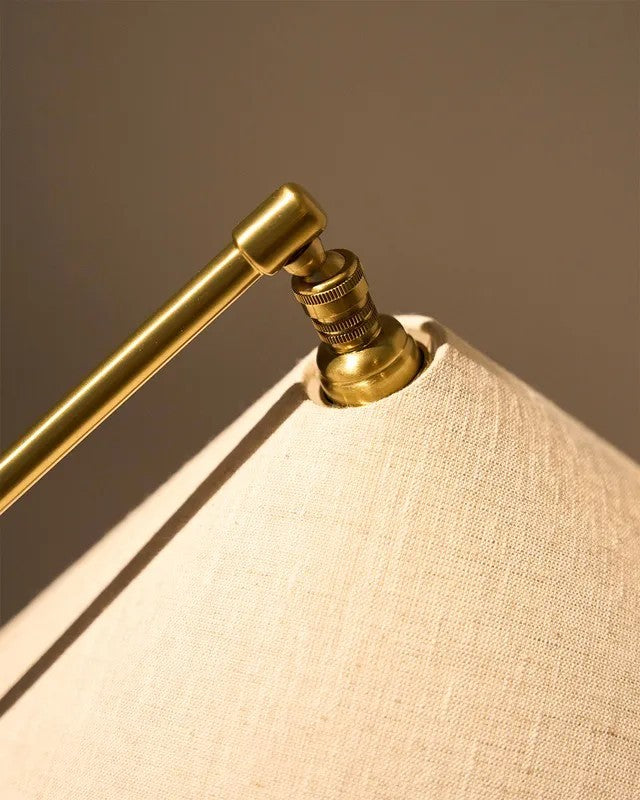Lámpara Gräshoppa de Mesa en latón de Gubi - vista 7 | Nomad Interiors