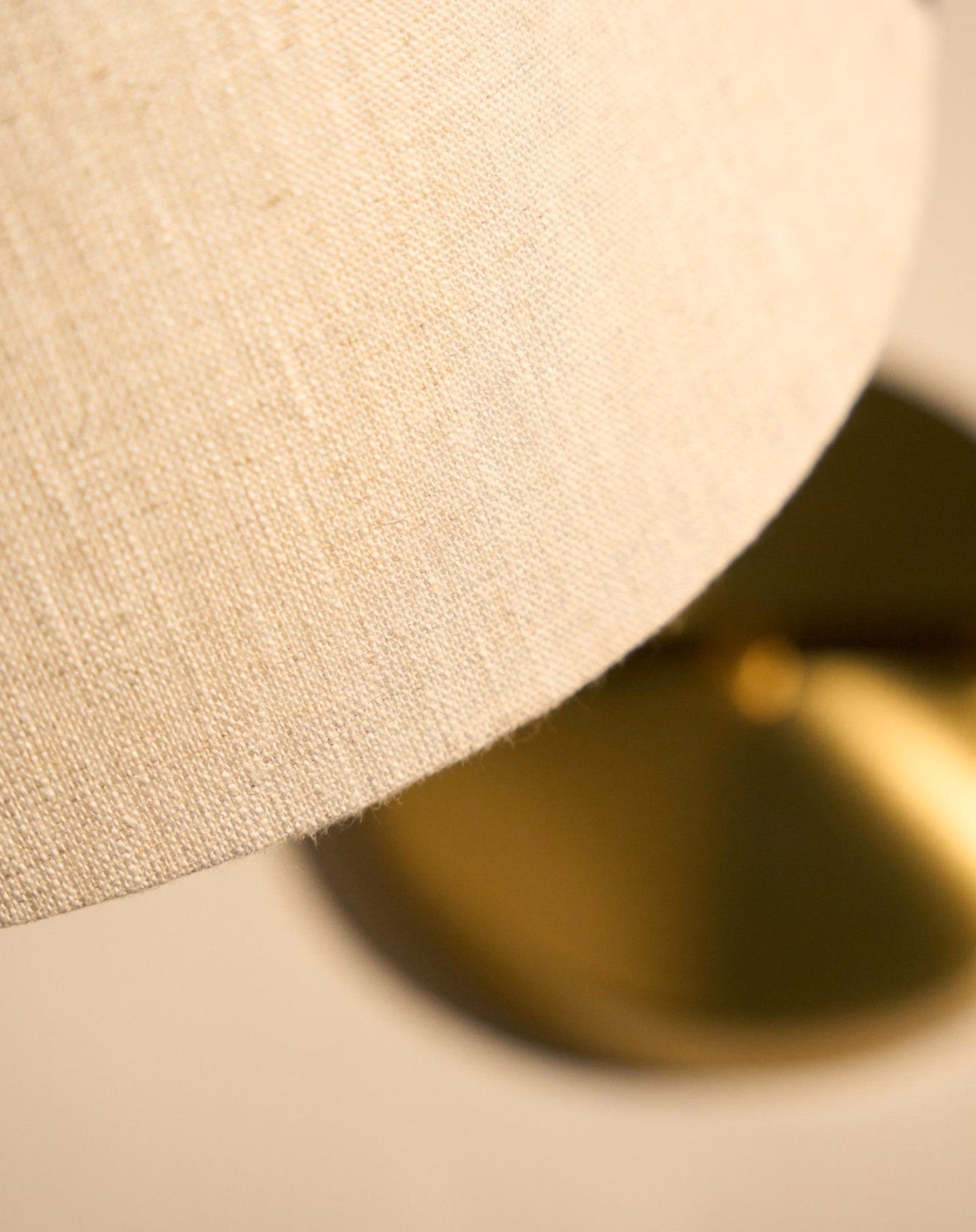 Lámpara Gräshoppa de Mesa en latón de Gubi - ambiente | Nomad Interiors
