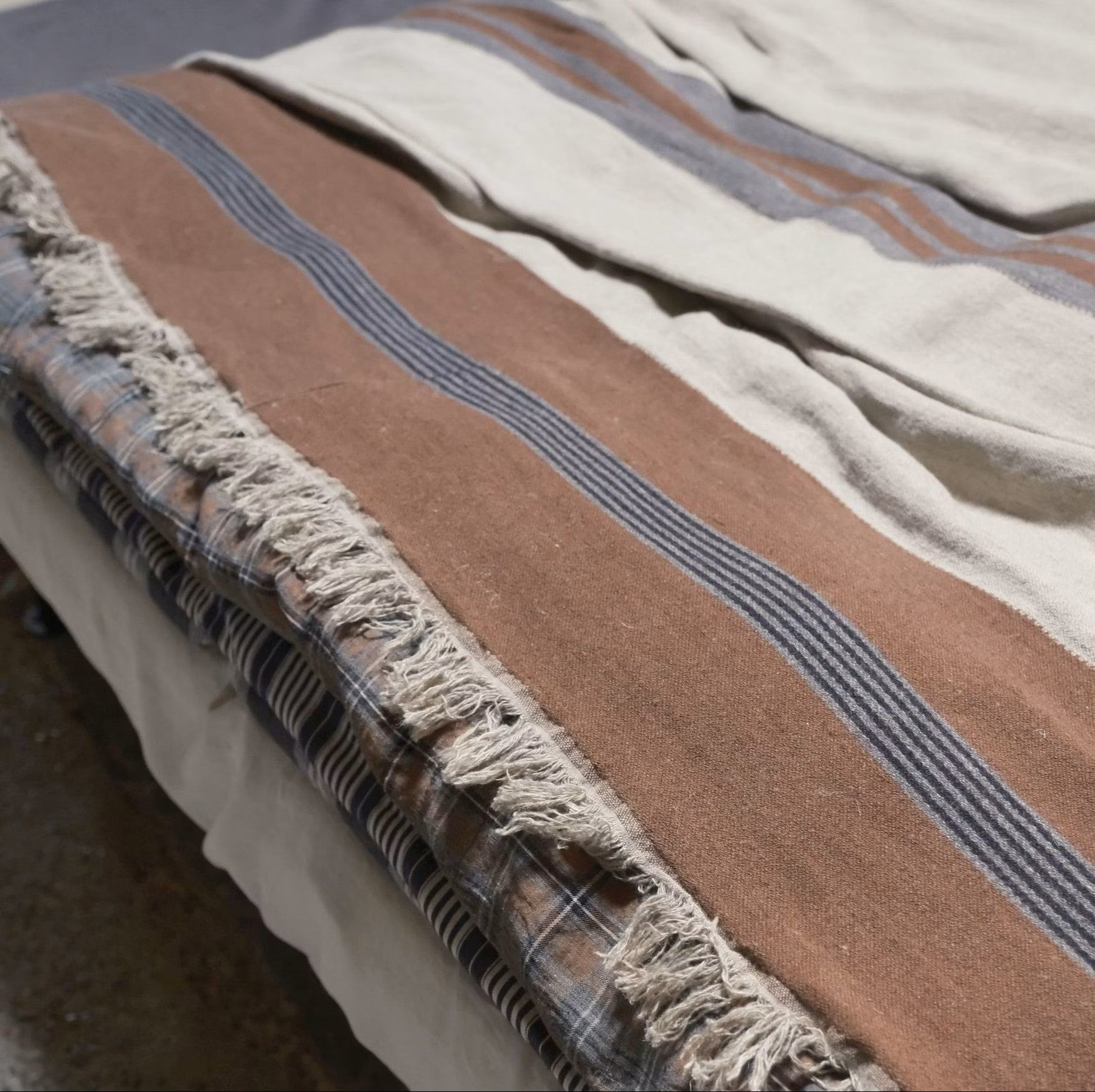 Plaid Sienna – Color Brown en lino y lana de LIBECO - detalle | Nomad Interiors