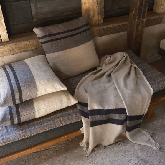 Plaid Black House Stripe – Color Charcoal en lino de LIBECO - vista 6 | Nomad Interiors