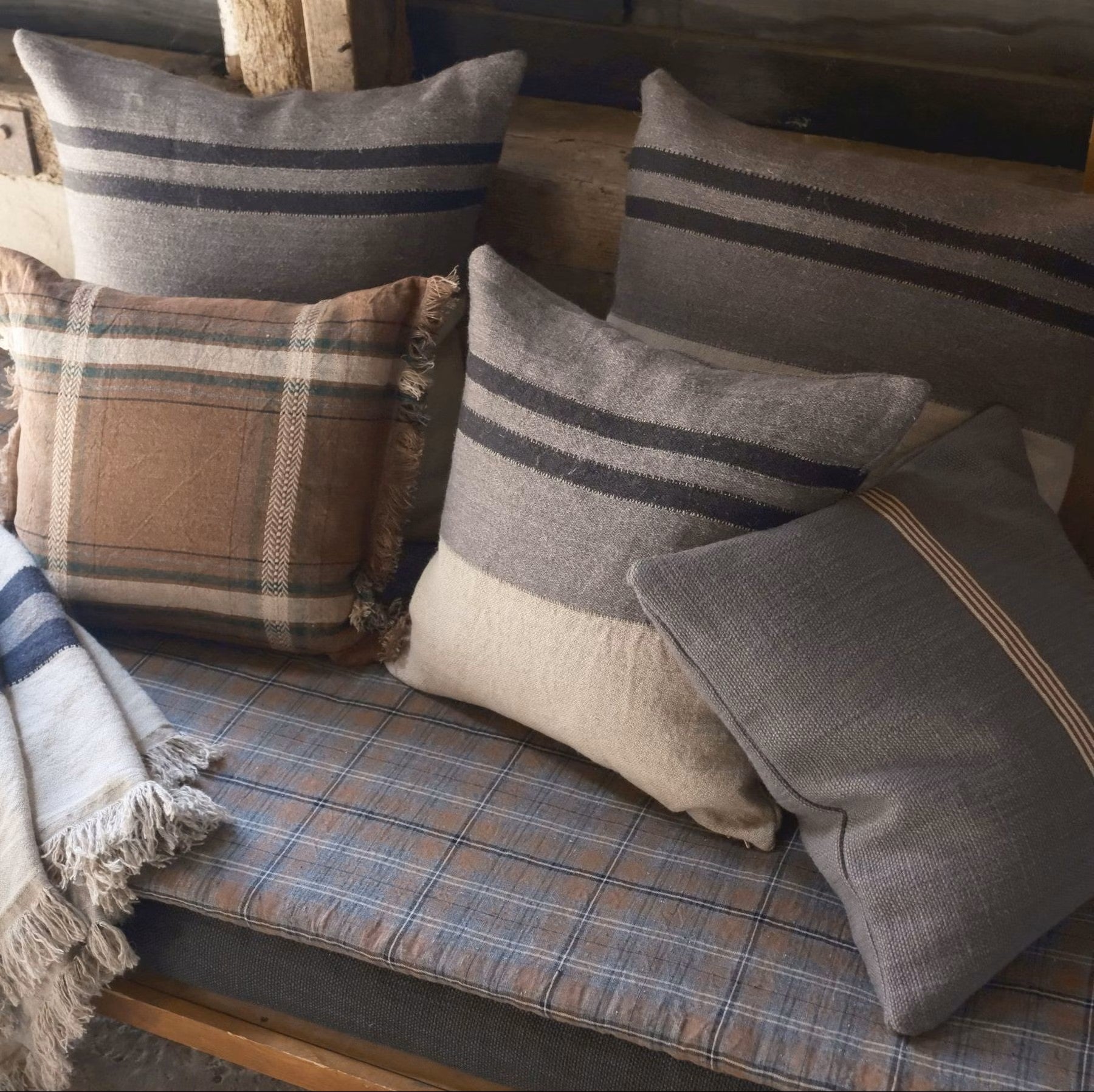 Plaid Black House Stripe – Color Charcoal en lino de LIBECO - ambiente | Nomad Interiors