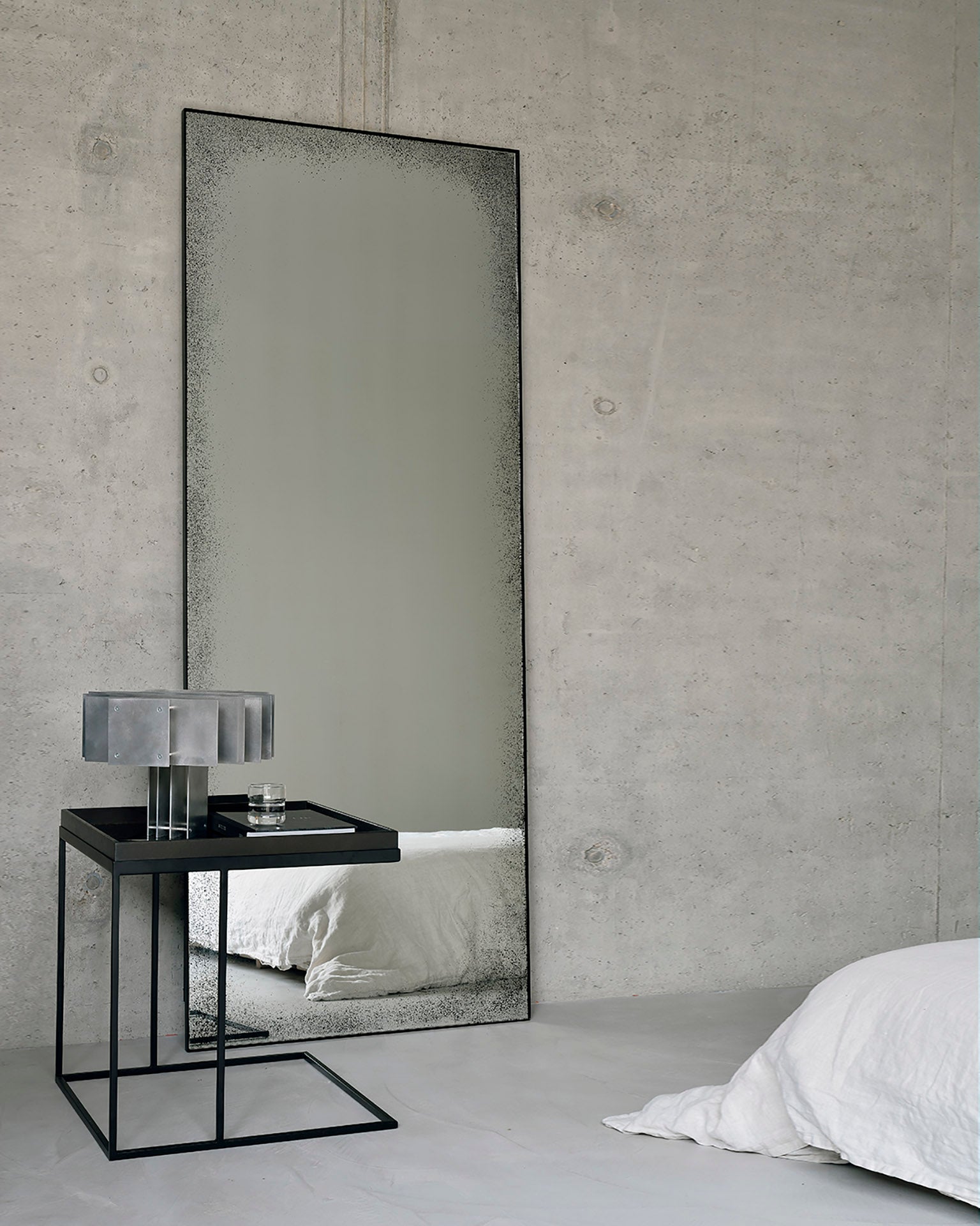 Espejo de pared Aged con marco de metal en vidrio y hierro de Ethnicraft - vista 10 | Nomad Interiors