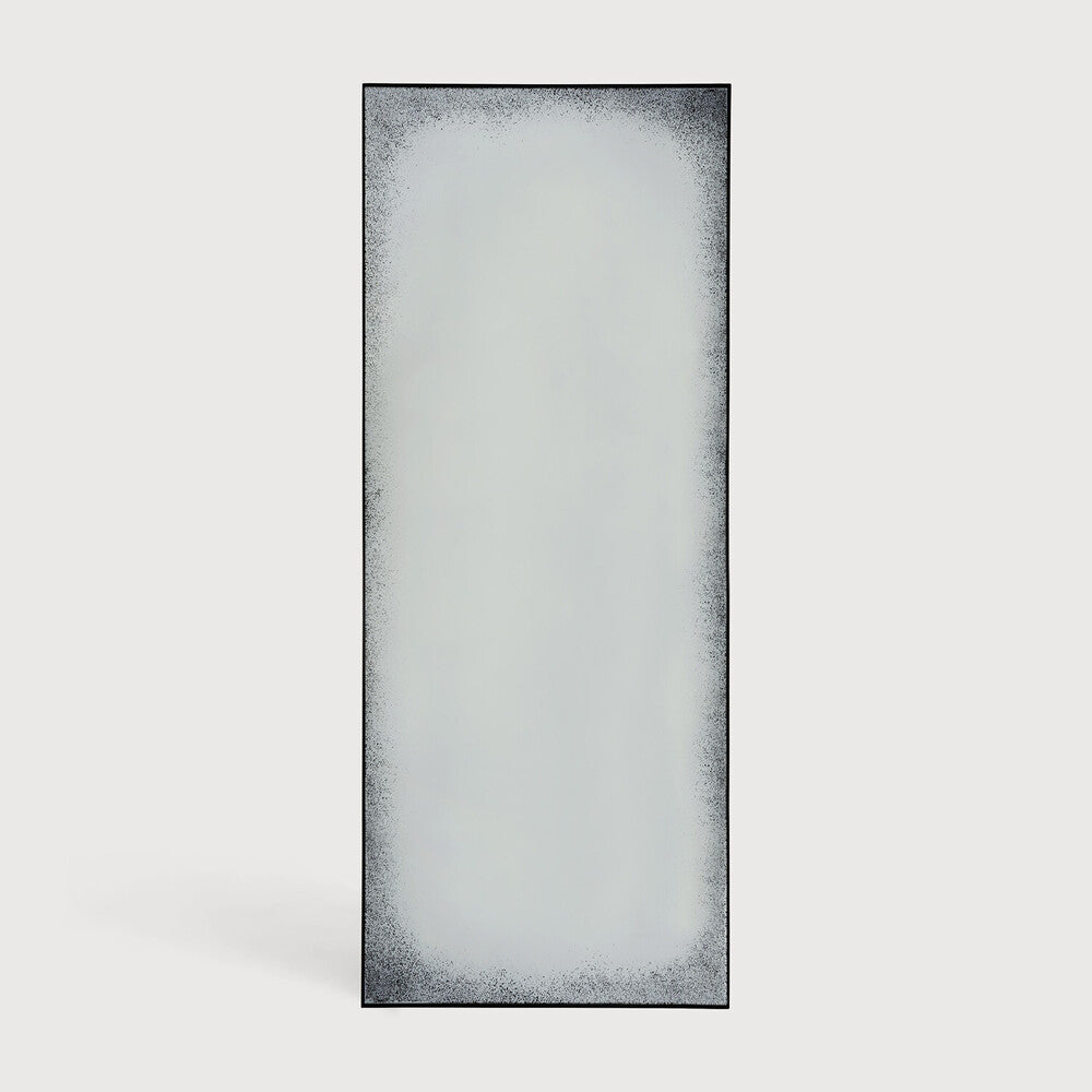 Espejo de pared Aged con marco de metal en vidrio y hierro de Ethnicraft - textura | Nomad Interiors