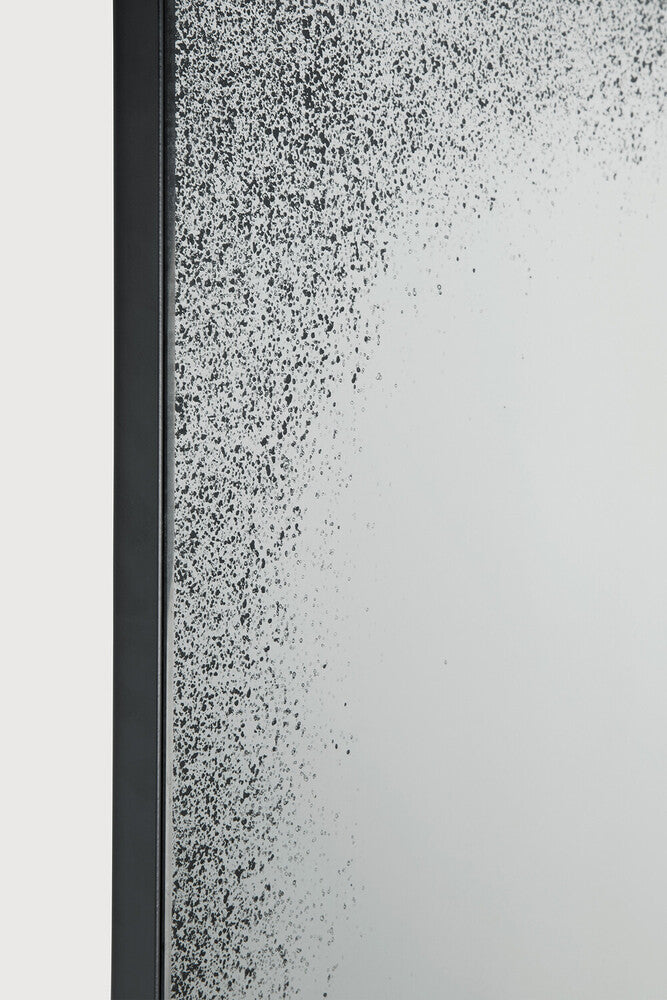 Espejo de pared Aged con marco de metal en vidrio y hierro de Ethnicraft - vista 8 | Nomad Interiors