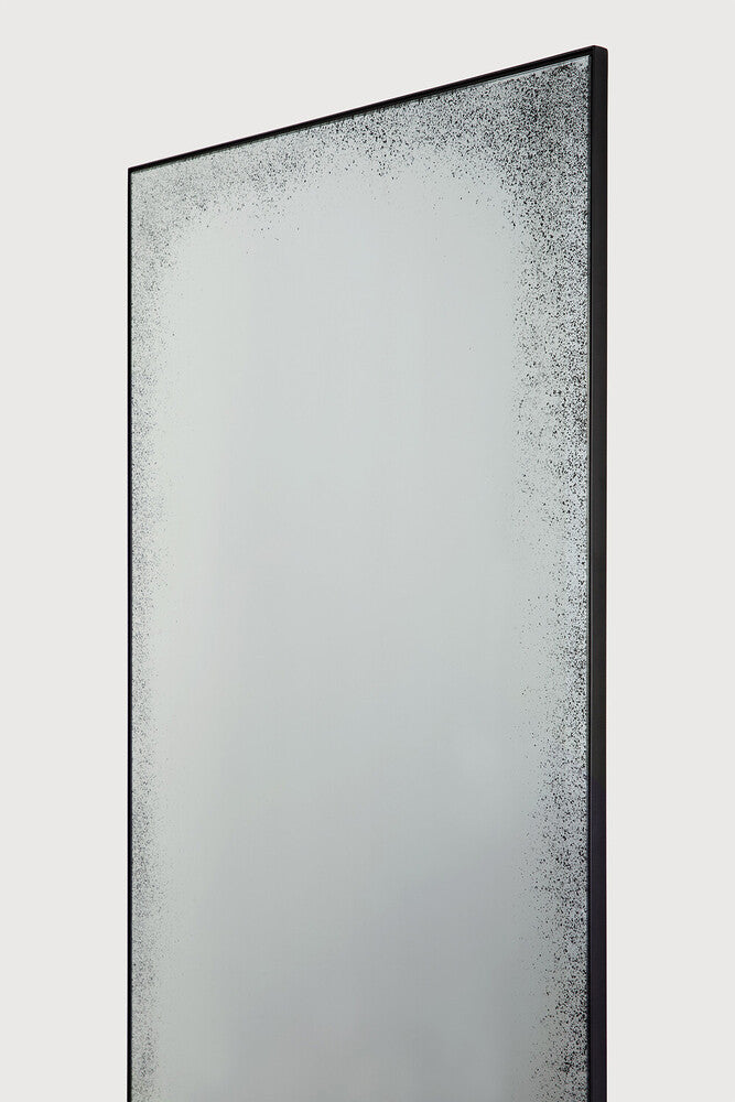 Espejo de pared Aged con marco de metal en vidrio y hierro de Ethnicraft - vista 9 | Nomad Interiors