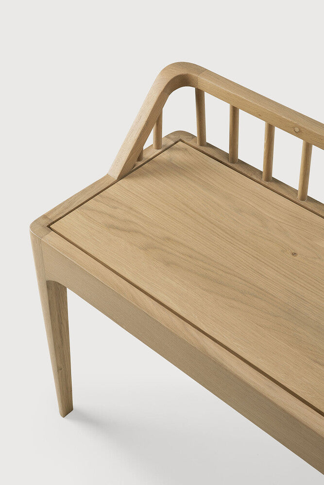 Banco Spindle Roble con Respaldo de Ethnicraft - ambiente | Nomad Interiors
