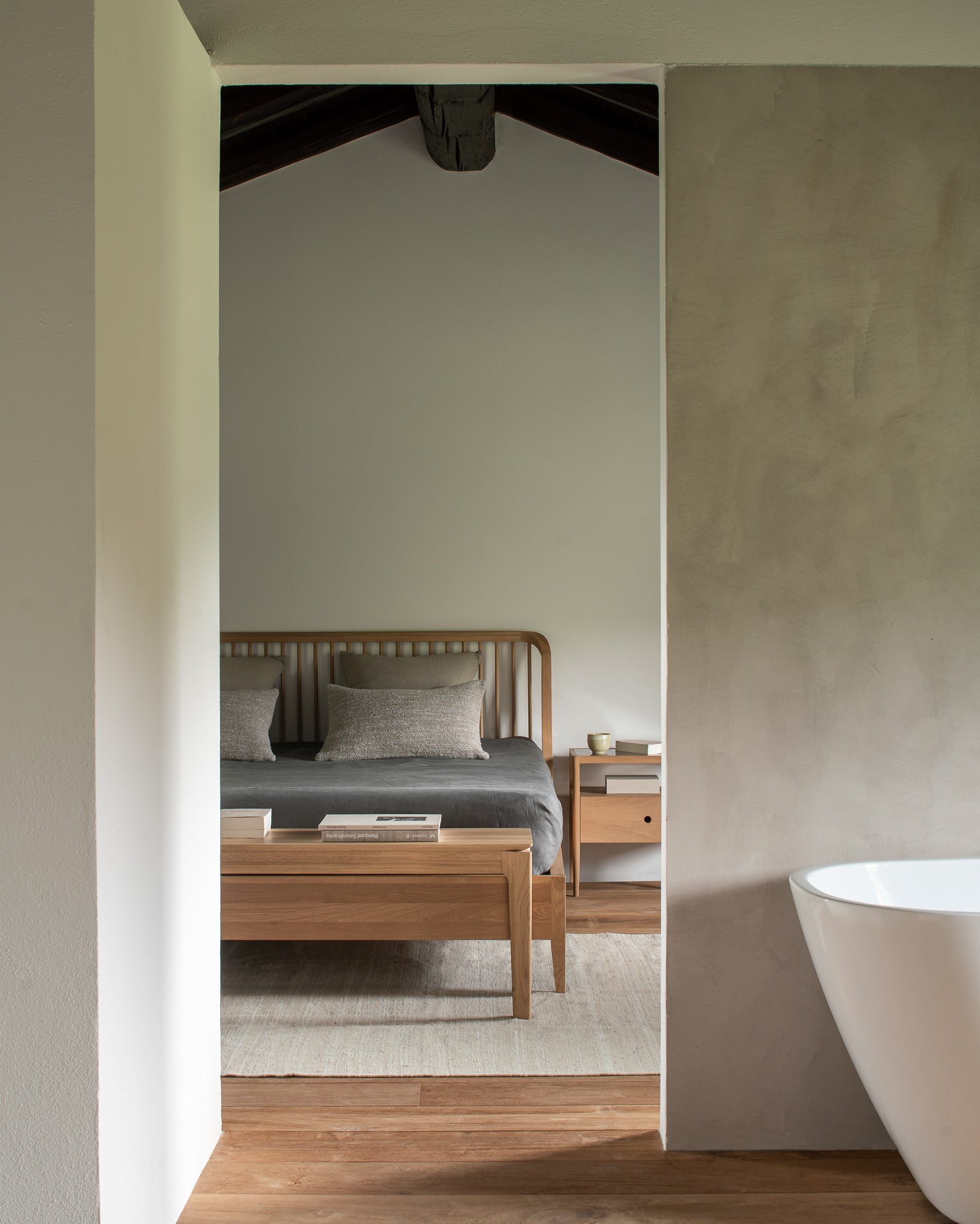 Cama Spindle Roble de Ethnicraft - vista 13 | Nomad Interiors