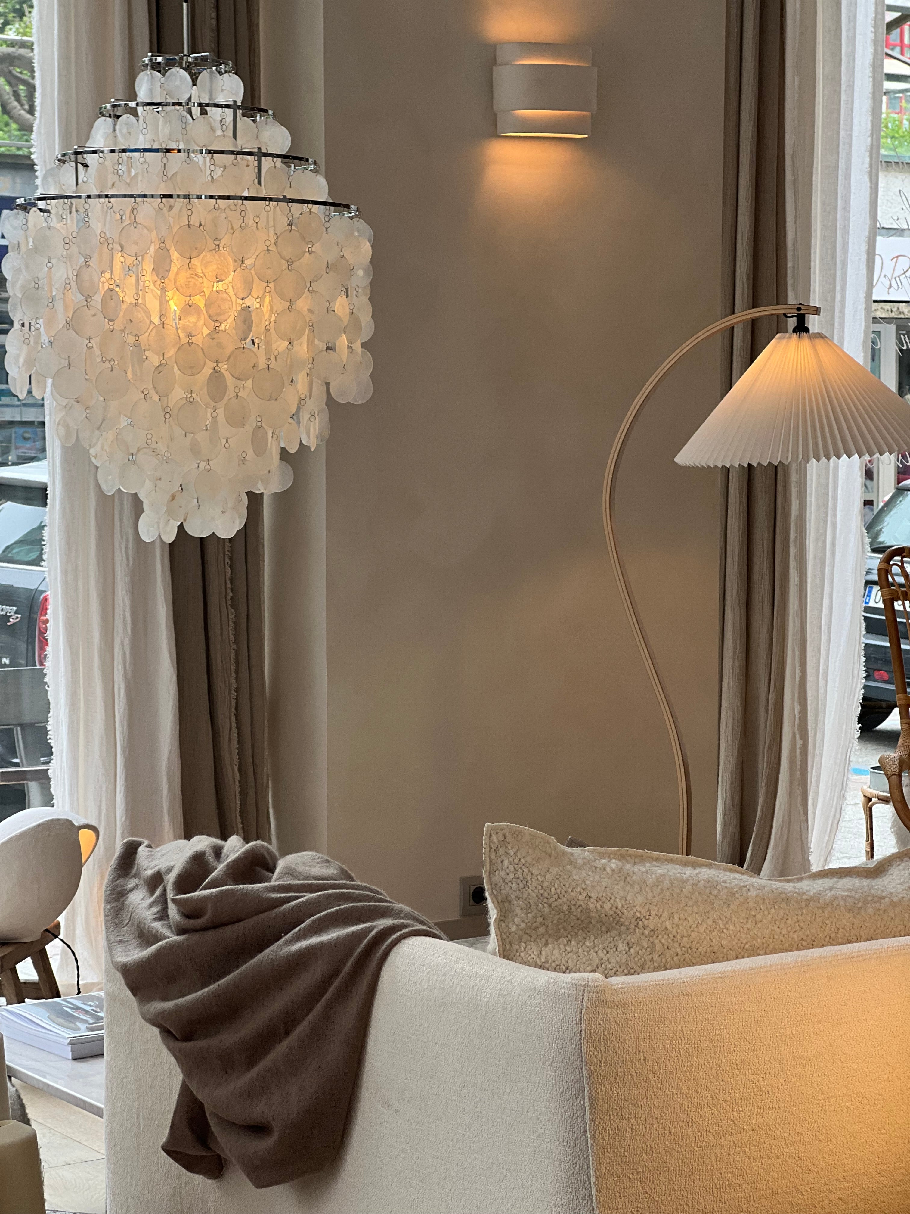 Lámpara de pie Timberline en roble y hierro de Gubi - detalle | Nomad Interiors