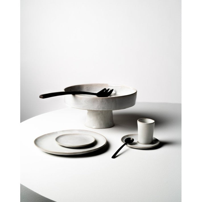 Breakfast Plate Off-White en cerámica de Serax - ambiente | Nomad Interiors