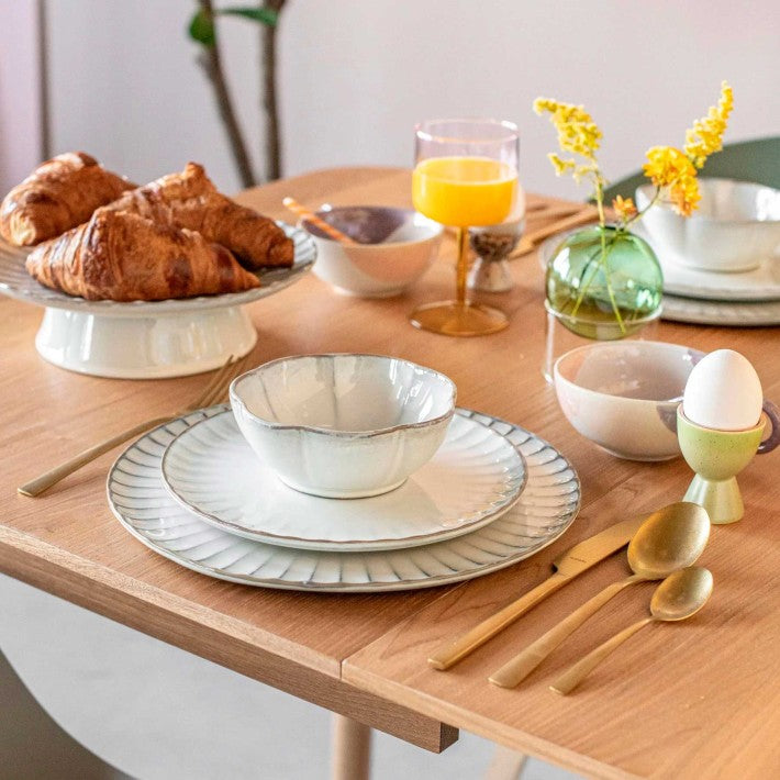 Cake Stand L White Inku en cerámica de Serax - detalle | Nomad Interiors