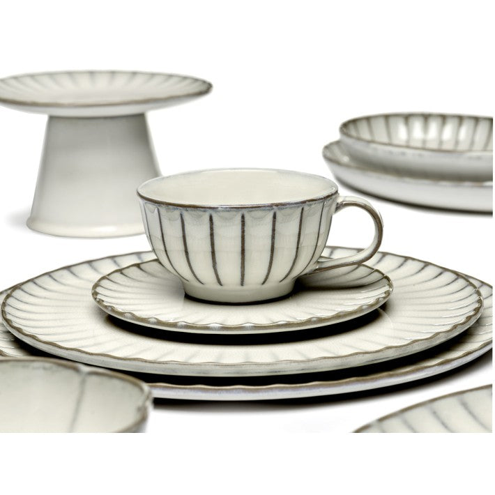 Cake Stand M White Inku en cerámica de Serax - detalle | Nomad Interiors