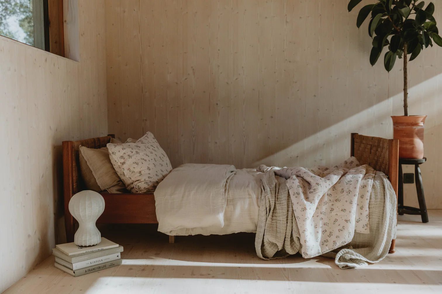 Clover Muslin Bed Set Single en algodón de Garbo Friends - vista lateral | Nomad Interiors