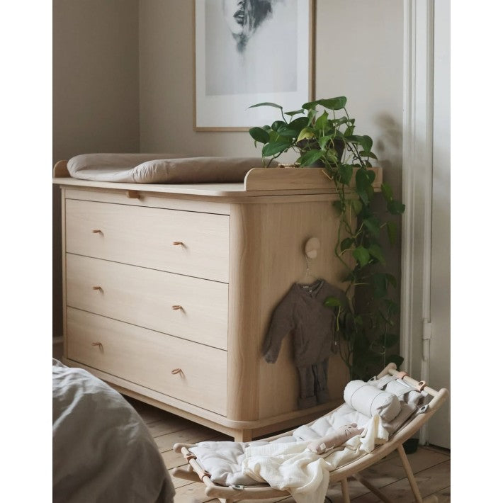 Cómoda infantil en roble con 3 cajones de Oliver Furniture - detalle | Nomad Interiors