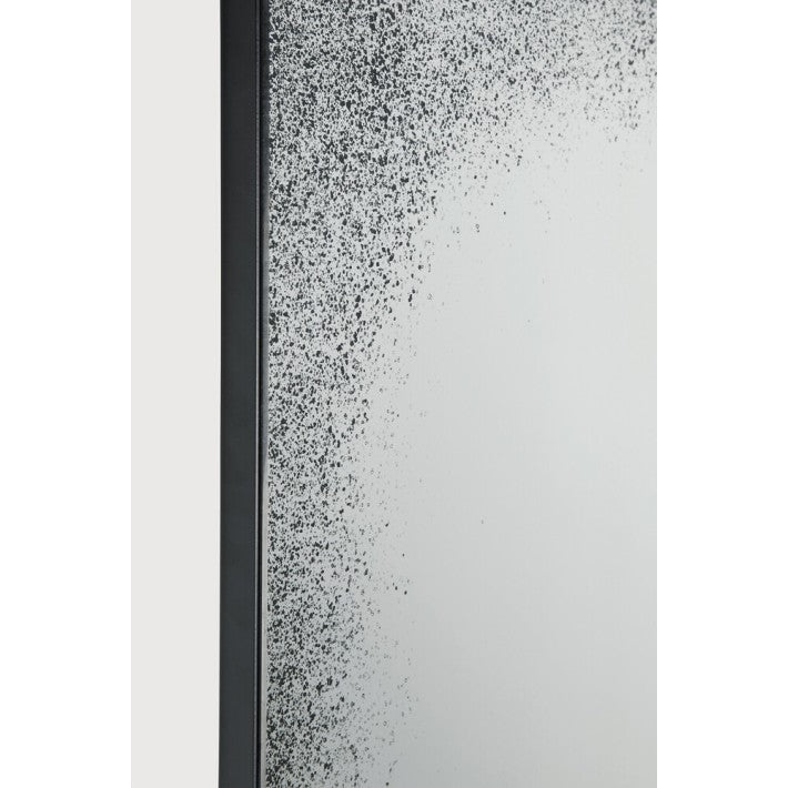 Espejo de pared Aged con marco de metal en vidrio y hierro de Ethnicraft - ambiente | Nomad Interiors