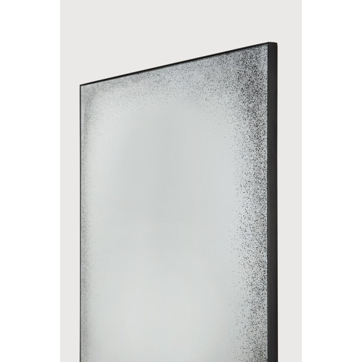 Espejo de pared Aged con marco de metal en vidrio y hierro de Ethnicraft - vista lateral | Nomad Interiors