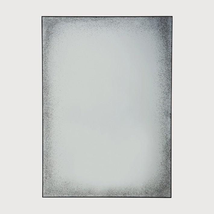 Espejo de pared Aged con marco de metal en vidrio y hierro de Ethnicraft | Nomad Interiors