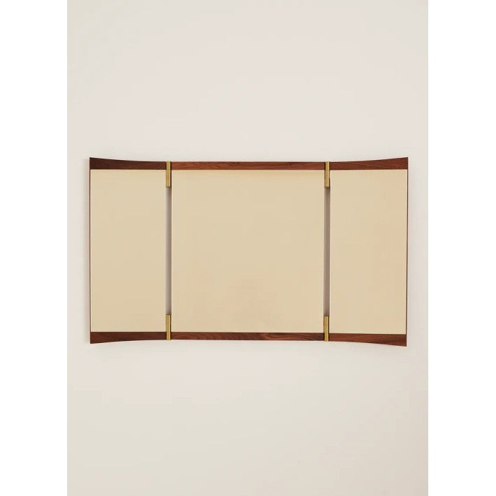 Espejo mural Vanity Wall Mirror 3 en nogal y latón de Gubi - ambiente | Nomad Interiors