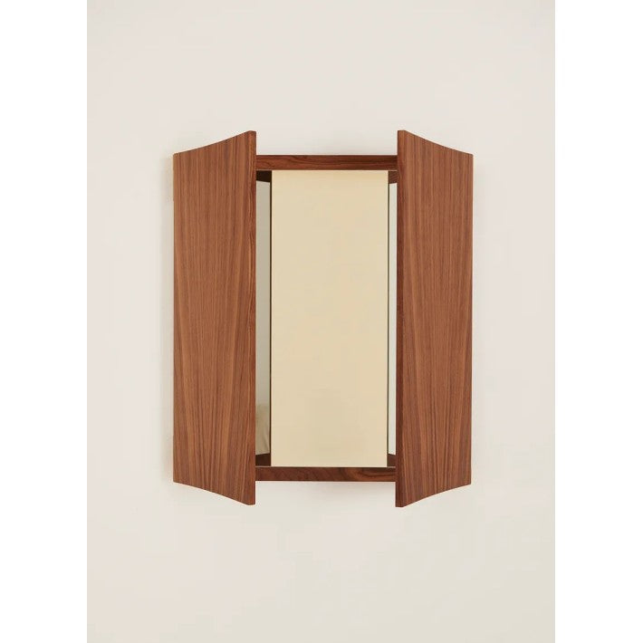 Espejo mural Vanity Wall Mirror 3 en nogal y latón de Gubi - textura | Nomad Interiors