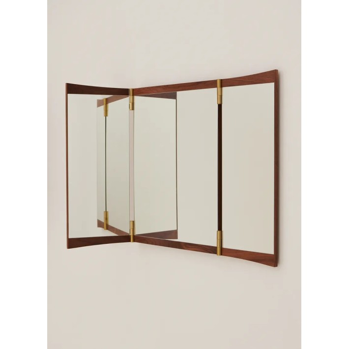 Espejo mural Vanity Wall Mirror 3 en nogal y latón de Gubi - vista lateral | Nomad Interiors