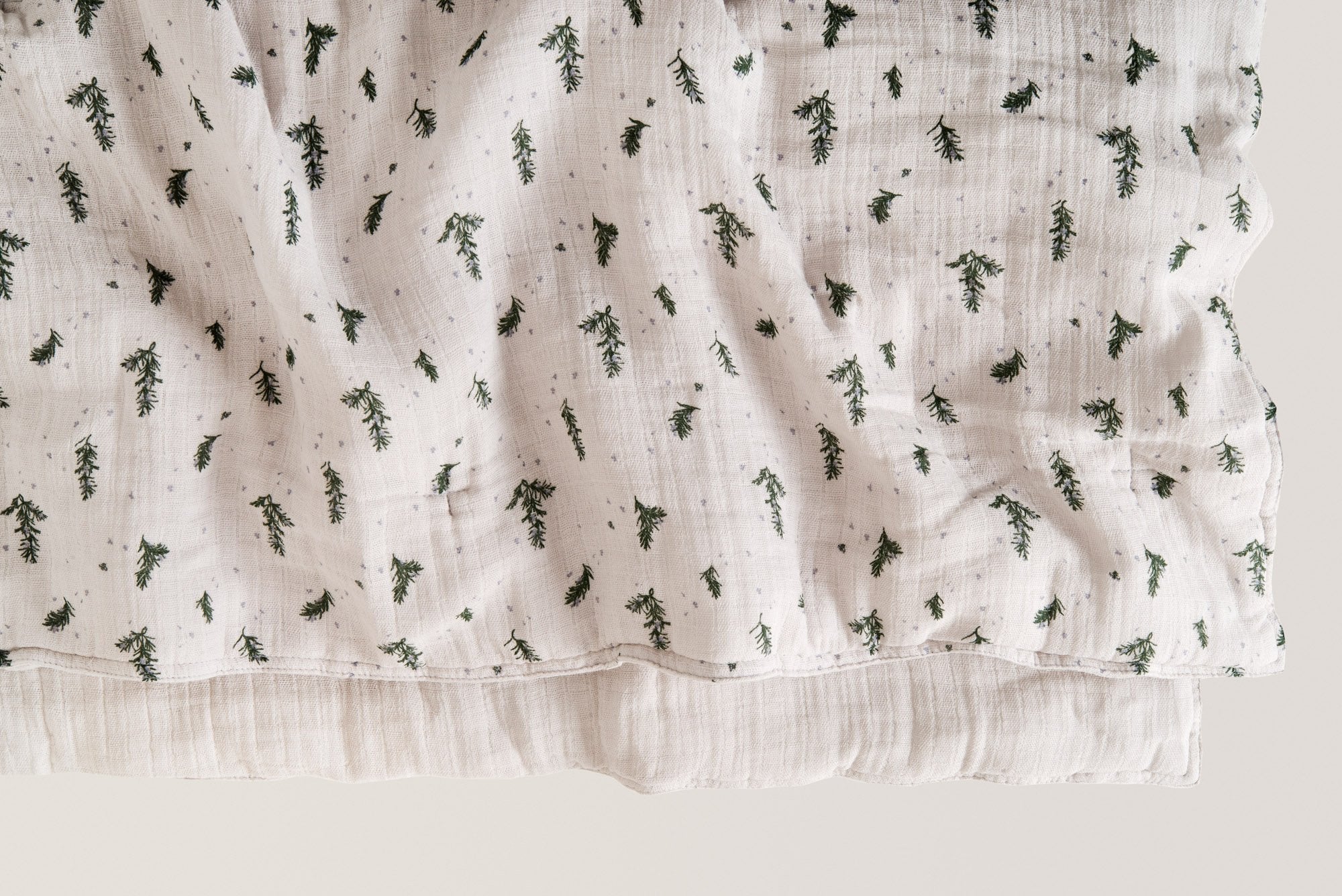 Rosemary Muslin Filled Blanket en algodón de Garbo Friends - ambiente | Nomad Interiors